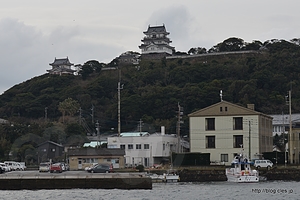 平戸市街からの平戸城 - 平戸城と石垣