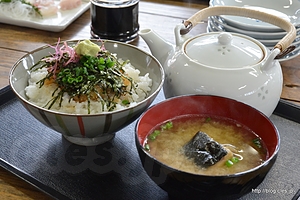 鯛茶漬け - ランチは鯛茶漬け、ヒラメの刺身、焼き牡蠣で