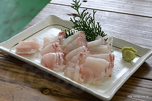 天然ヒラメの刺身 - ランチは鯛茶漬け、ヒラメの刺身、焼き牡蠣で