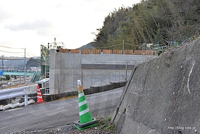 トンネルの前では道路工事が行われていた - 幻の呼子線を求めて