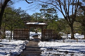 内庭大門近くの門＠六義園 - 雪の残る庭園へ
