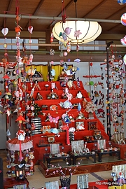 つるし雛と雛飾り - 百草園の梅と吊し雛