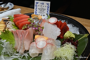 近大マグロと選抜鮮魚のお造り盛り（４貫） - 銀座で近大マグロを食べる