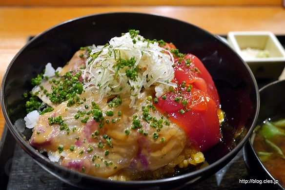 三色半の東丼 - 金田中 庵 でたまには豪華なランチを