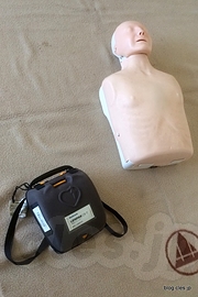 訓練用人形とAED - 人工呼吸よりも心臓マッサージを