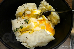 ポテトサラダを割ると・・・ - コレドに出来た大木屋でもんじゃを食べる