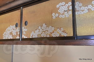 扉にも桜が - 旧安田楠雄邸のしだれ桜 2014