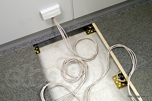フリーアクセス床を空けたところ - 久しぶりの LAN 配線工事