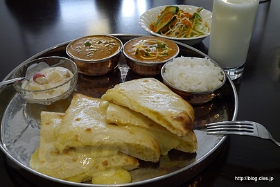 Bセット（ポークアスパラ、マトン、チーズナン、ラッシー） - SPICE で熱々のチーズナンとカレー
