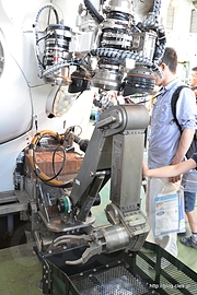 しんかい 6500 マニュピレーターとカメラ - JAMSTEC でしんかい 6500 を見てきた