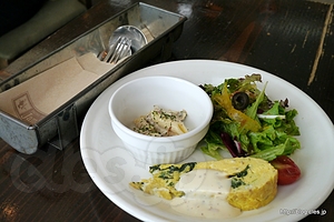 サラダと前菜のプレート - Jam3281 で毎日継ぎ足しながら作っているカレーを食べる