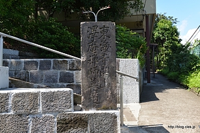 沢庵禅師墓入口 - 沢庵石と鉄道の父と国学四大人