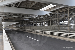 道路の中央はゆりかもめが走る - 歩いてレインボーブリッジを渡ってみた（台場側）