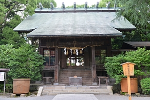 社殿 - 薪を背負って本を読んでいるといえば・・・
