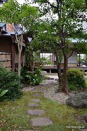 中庭 - 清閑亭で一休み