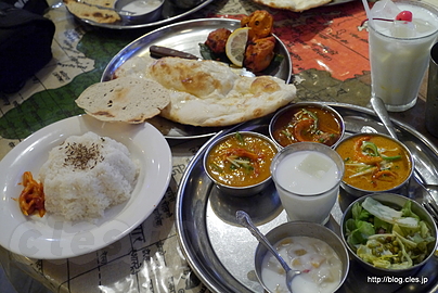 マハラジャセット - Shanti の本店でお腹いっぱいカレーを食べる
