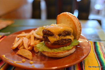 ダブルチーズバーガー - 草加の UNCHAIN FARM でハンバーガーを食べながら雨宿り