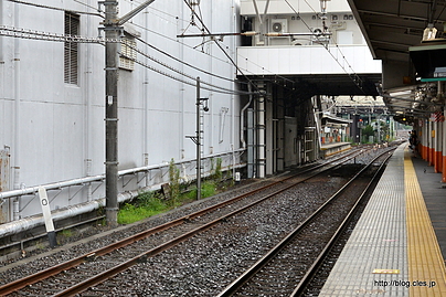 ゼロキロポストと大師線ホーム - 西新井にある大師線の起点標