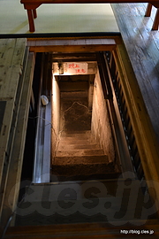 防空壕の入口正面 - 夏の旧安田楠雄邸と防空壕
