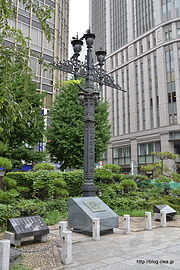 東京市道路元標と並ぶ日本国道路元標のレプリカ - 日本橋のど真ん中にあるものは？