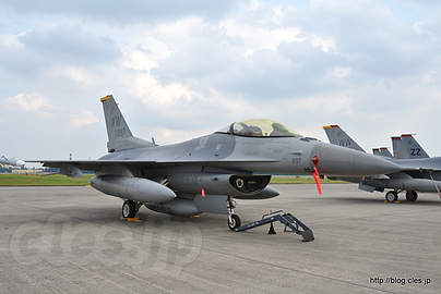F-16 地上展示 - 横田基地日米友好祭 2014 に行ってきた