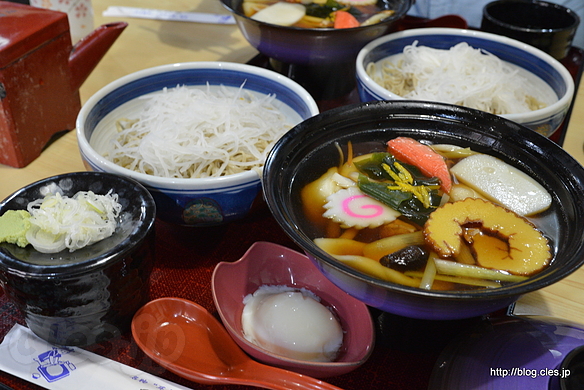 佐野名物セット（耳うどん・大根そば） - 佐野名物「耳うどん」を食べる