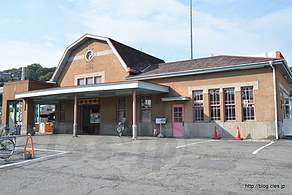 西桐生駅 - 上毛電気鉄道700型を眺めながら