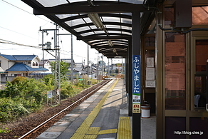 富士山下駅 待合場所 - 上毛電気鉄道700型を眺めながら