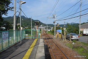 富士山下駅 ホーム - 上毛電気鉄道700型を眺めながら