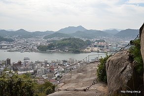大小の輪でできた鎖 - 千光寺と石鎚山鎖修行