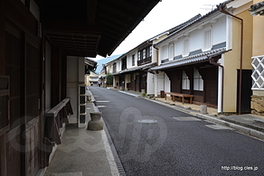 軒先の床机（しょうぎ） - 重伝建 内子の町並み