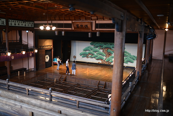 ２階席からの舞台 - 創建約100年の歌舞伎劇場「内子座」