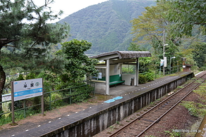 半家駅 ホーム - 駅名は「ハゲ」！