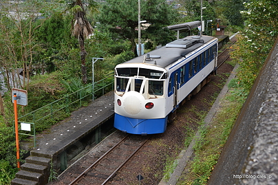 半家駅に停車する鉄道ホビートレイン - 駅名は「ハゲ」！