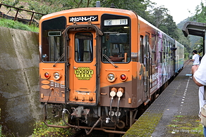 半家駅に停車する海洋堂ホビートレイン - 駅名は「ハゲ」！