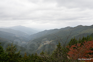 京柱峠からの眺め - 酷道ヨサク (R439) と京柱峠