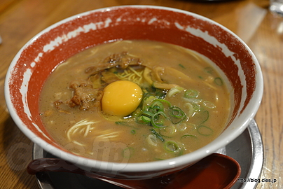 徳島ラーメン（かた麺）＋生卵 - 麺王で徳島ラーメン