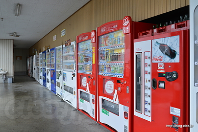 自販機がずらり - 阿波でボンカレーライス自販機に出会う