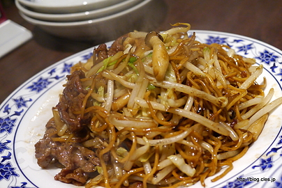 牛肉とニラ入り正油焼そば - 重慶飯店 GIFT ＆ DELI でディナー