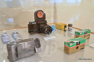 フジカラー 写ルンです（第00153号）、マビカ試作機（第00145号）、液晶デジタルカメラ QV-10（第00113号）、カメラ付き携帯電話 J-SH04（第00168号）、さくら天然色フィルム（第00132号） - 「レンズ付フィルム展」に行ってきた
