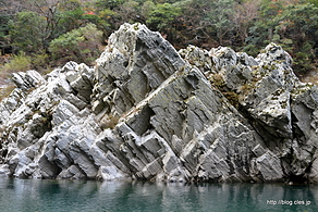 石の層が斜めになっているのは・・・ - 大歩危（おおぼけ）峡の船下り