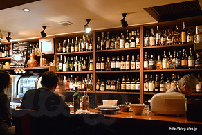 酒瓶が並ぶカウンター - 八重洲の Bar Ocean でしっとりと忘年会を