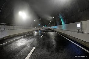 水噴霧展示（開始直後） - 山手トンネル内にある設備