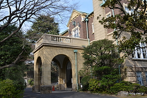 正門 - もう一つのバラと洋館 「鳩山会館」
