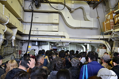 USS Mustin DDG-89 格納庫中も大混雑 - CFAY Spring Festival 2015 でミサイル駆逐艦を見学