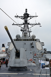 USS Mustin DDG-89 Mk 45 5インチ砲, AN/SPY-1D レーダー - CFAY Spring Festival 2015 でミサイル駆逐艦を見学