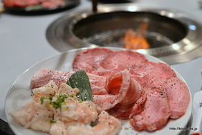 闘魂三銃士盛り - ゴングの鳴る焼肉店「金網デスマッチ 焼肉 SUN」