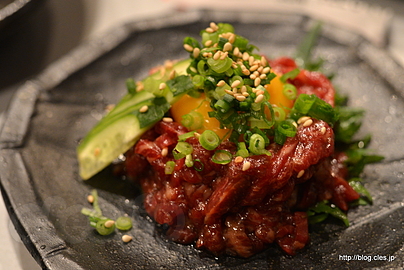 桜ユッケ - ゴングの鳴る焼肉店「金網デスマッチ 焼肉 SUN」