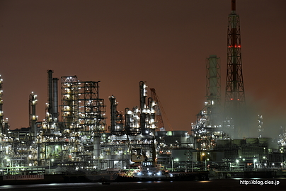 JX日鉱日石エネルギー 根岸製油所 - 新磯子町から眺める工場夜景（JX 根岸製油所)