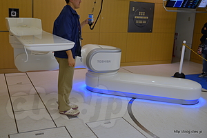 新治療研究棟 治療室E デモンストレーション - 放医研一般公開 2015 にいってきた（治療室編）